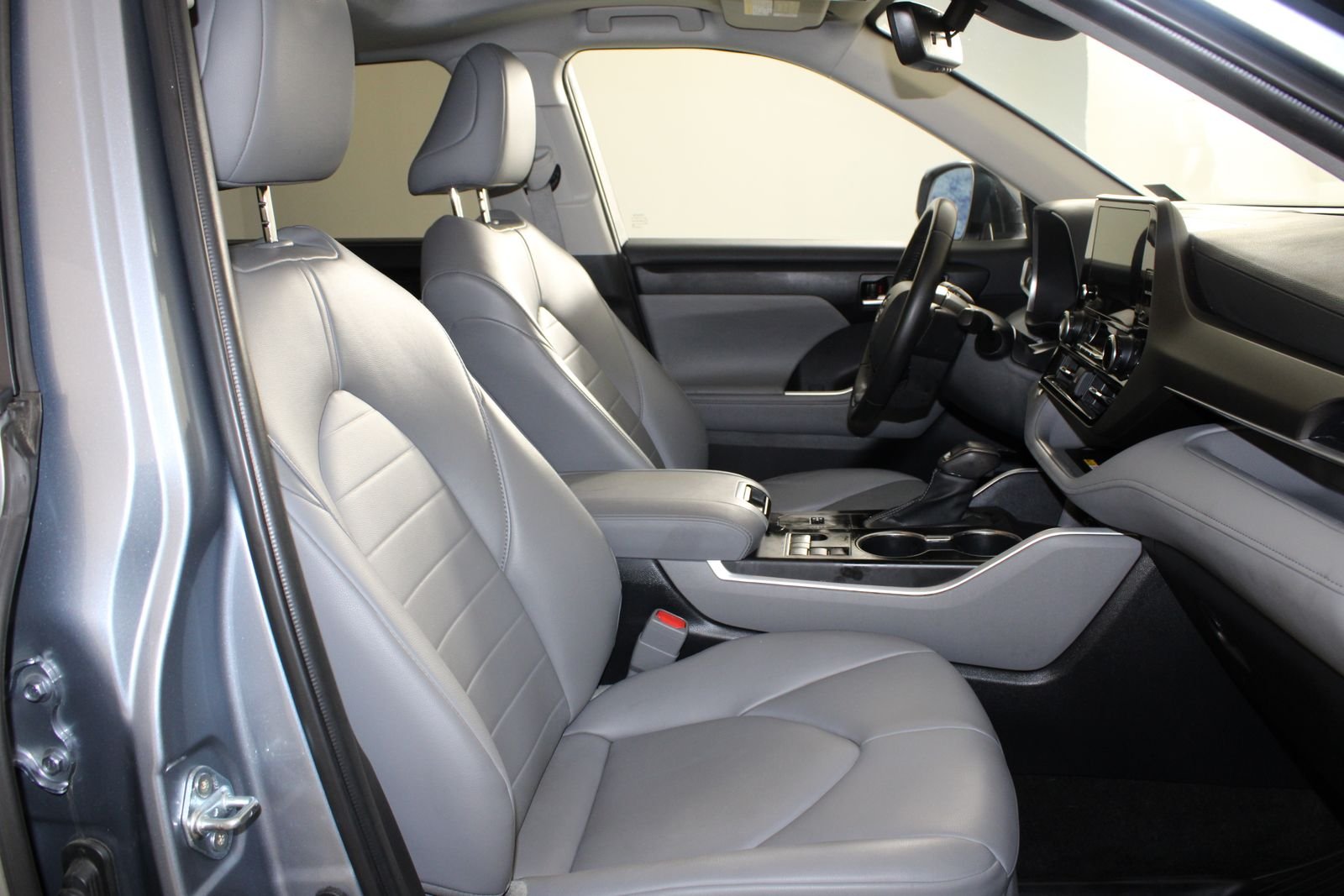 Used 2023  Toyota XLE image 15