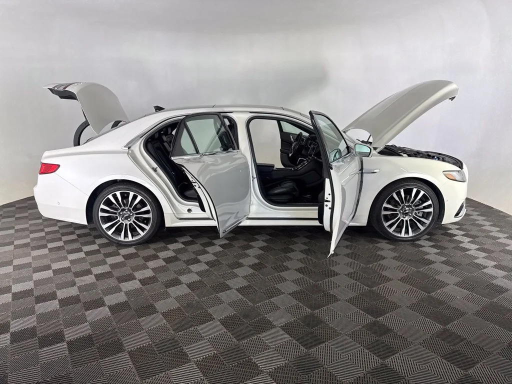 Used 2018 White Lincoln Select image 14
