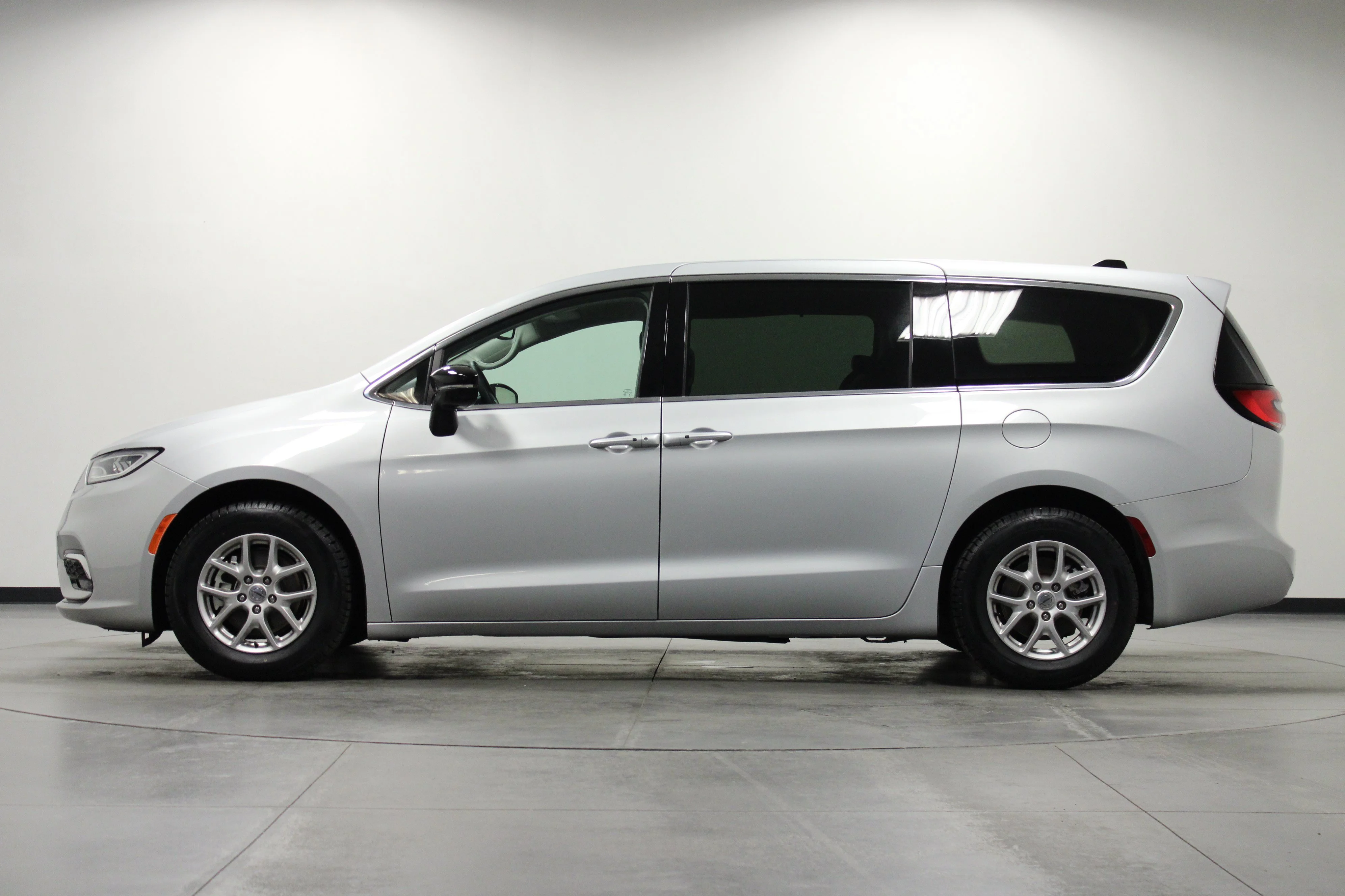 Used 2024 Silver Mist Clearcoat Chrysler Touring L image 7