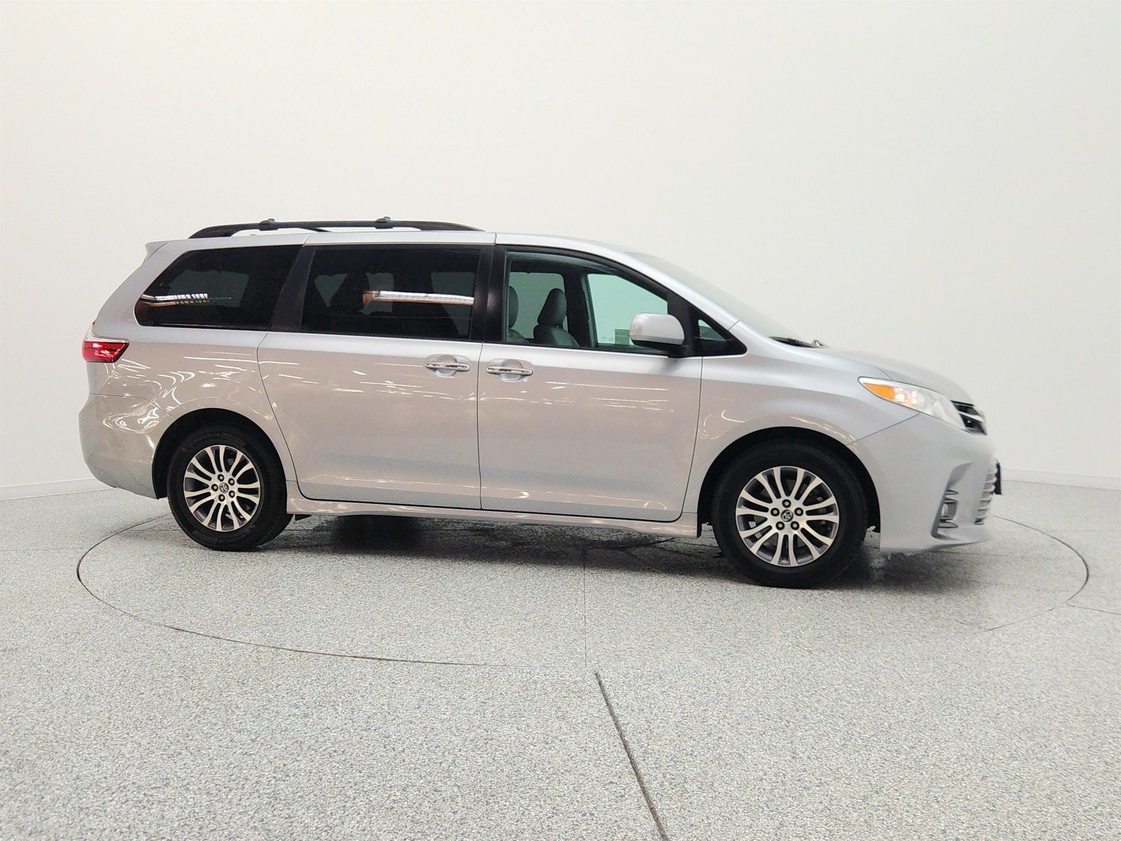 Used 2018 Silver Sky Metallic Toyota XLE Premium image 4