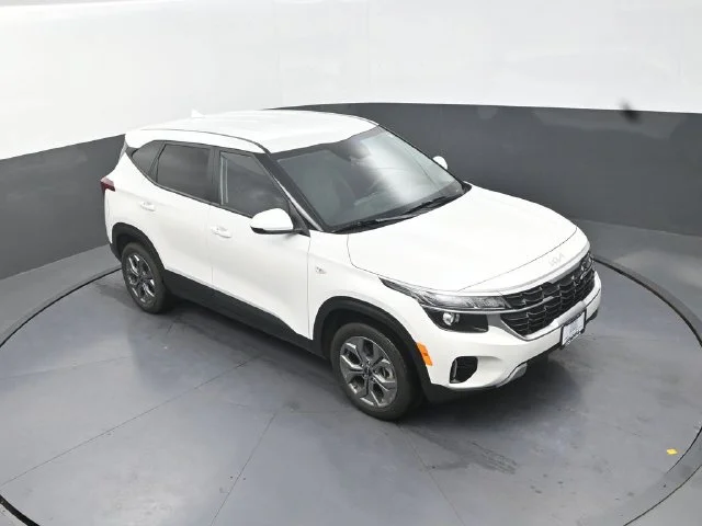 Used 2024 White Kia LX image 11