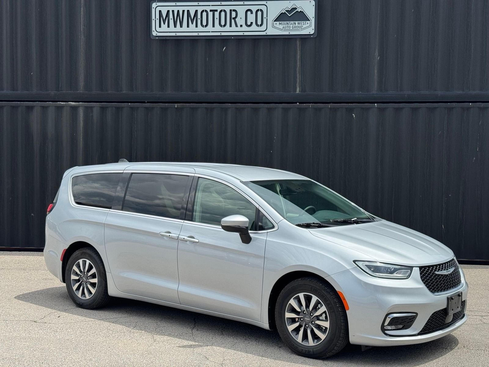 2023 Chrysler Pacifica Hybrid Touring L Hybrid's photo