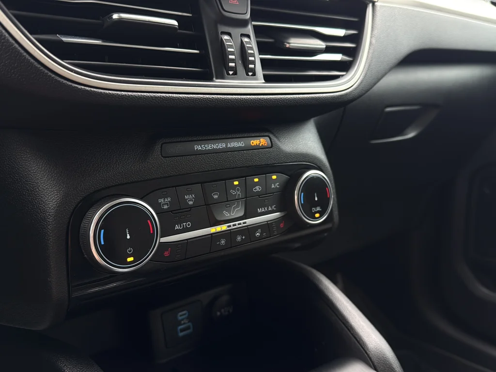 Used 2022 Silver Metallic Ford SE image 19