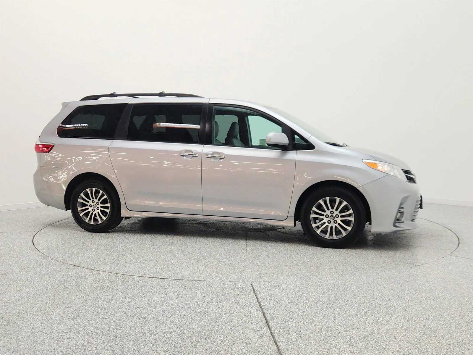 Used 2018 Silver Sky Metallic Toyota XLE Premium image 4