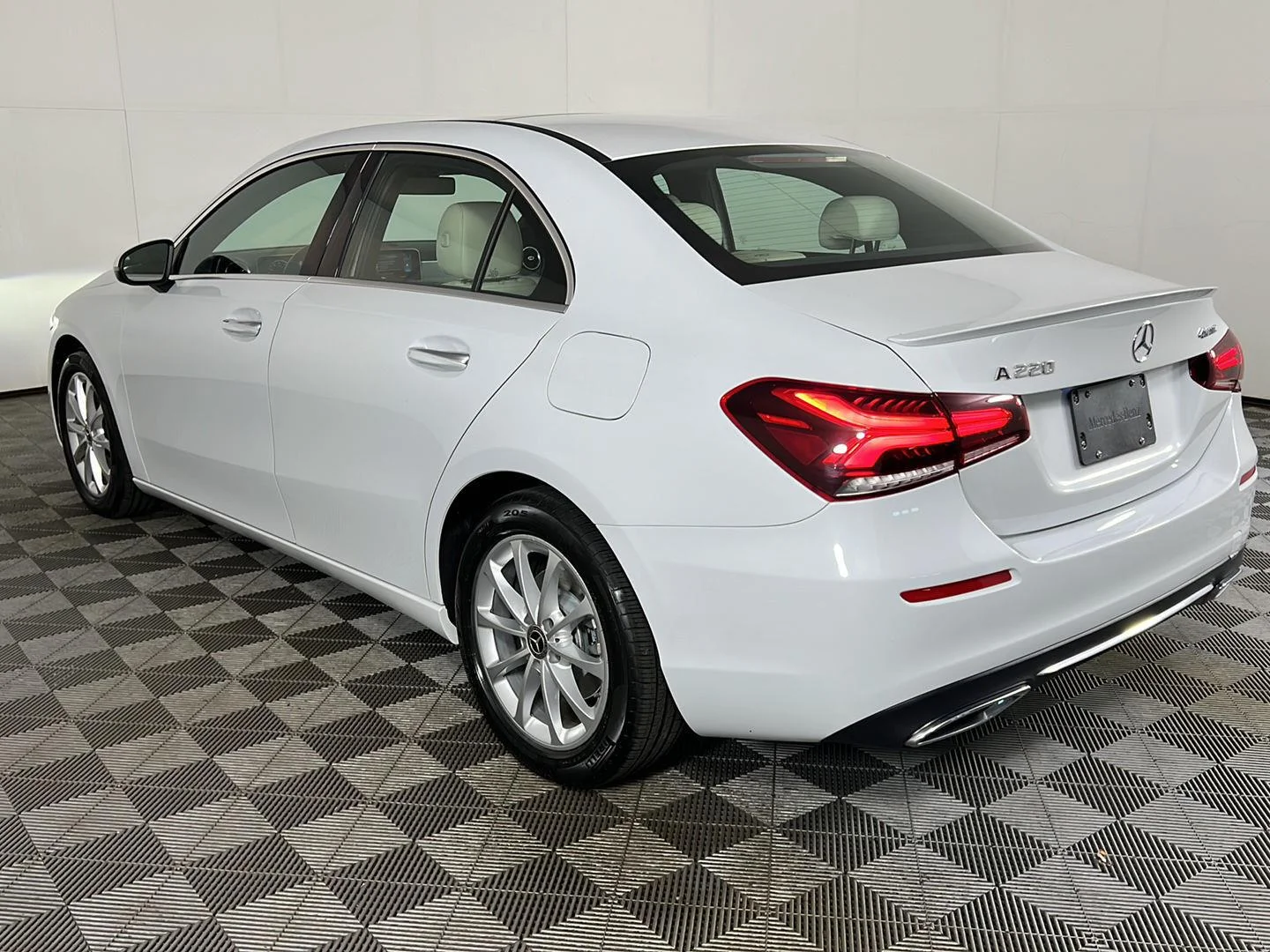 Used 2020 Digital White Pearl Metallic Mercedes-Benz A 220 image 17