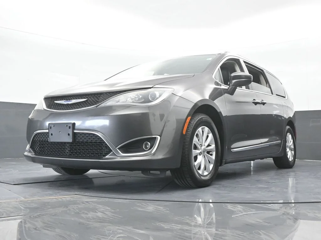 Used 2019 Granite Crystal Metallic Clearcoat Chrysler Touring L image 59