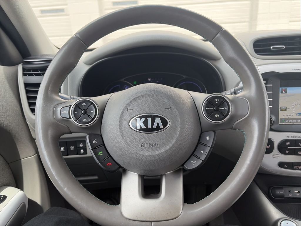 Used 2017 White Kia Base image 28