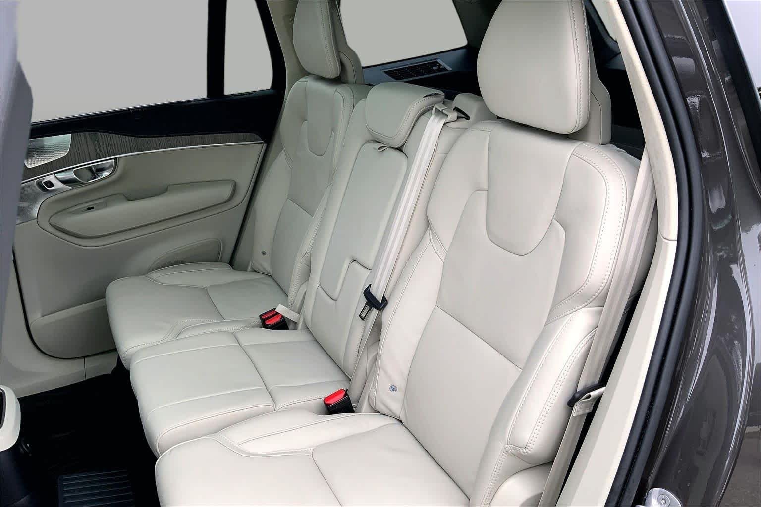 Used 2024 Onyx Black Metallic Volvo Ultimate Bright Theme image 21