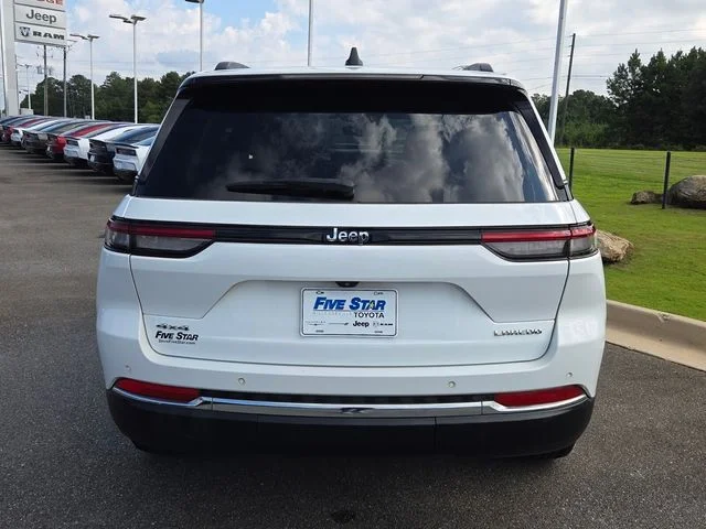 Used 2023 White Jeep Laredo image 11