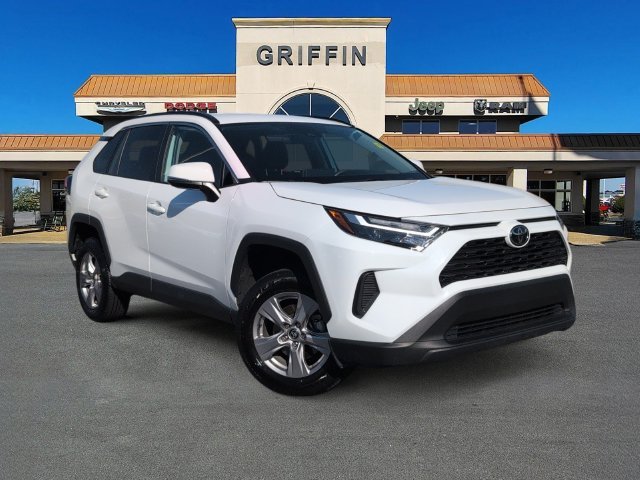 Used 2025 White Toyota XLE image 1