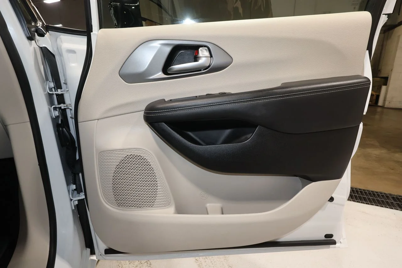 2024 Chrysler Pacifica Touring L - Photo 17