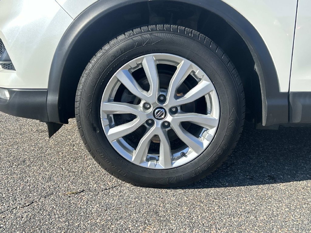 Used 2020 White Nissan SV image 9
