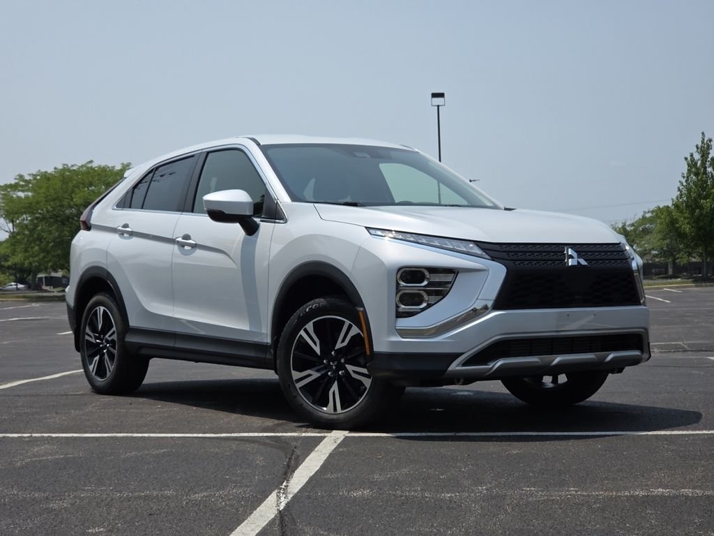 Used 2023 White Diamond Mitsubishi SE image 2