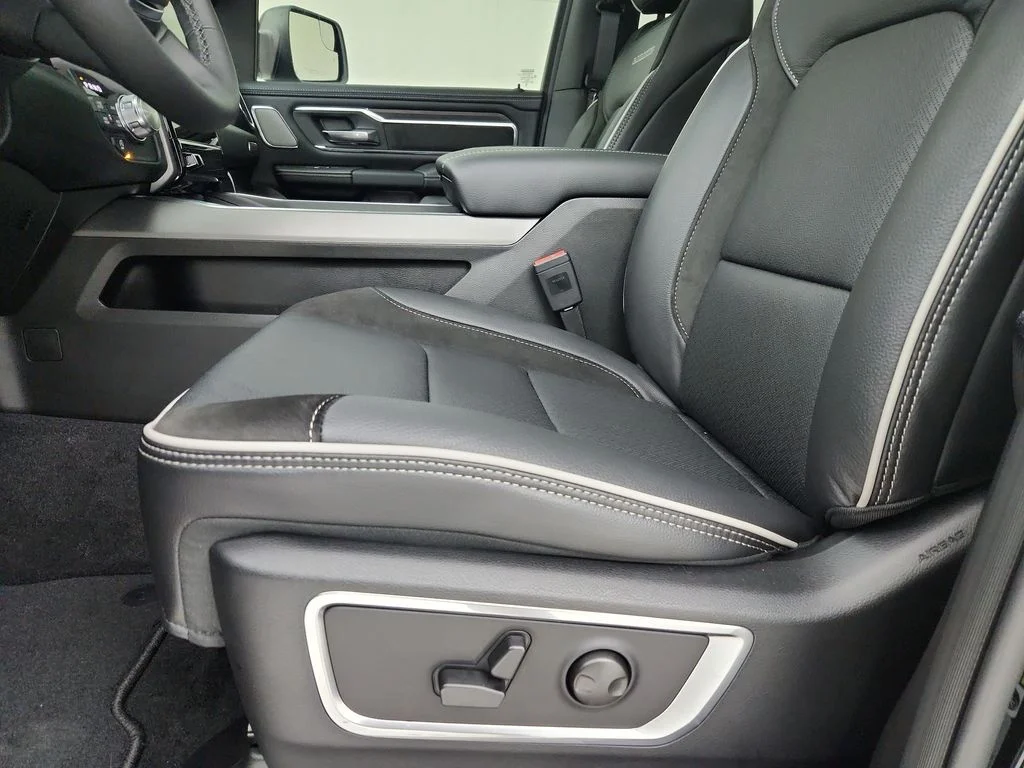 New 2026 Diamond Black Crystal Pearl-Coat Exterior Paint RAM Laramie image 20