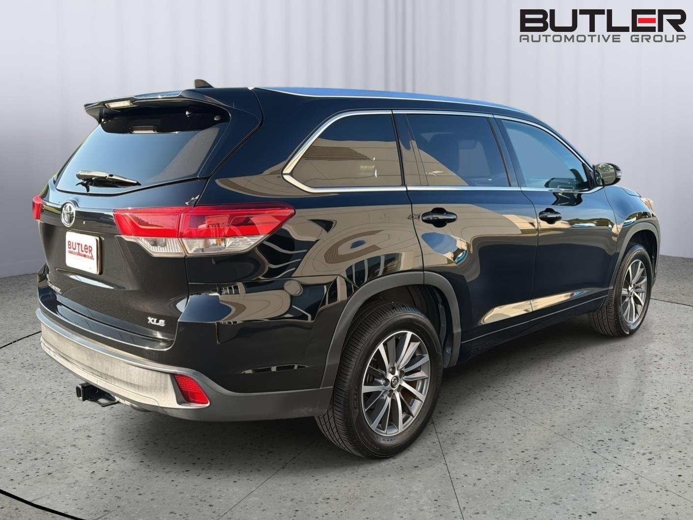 Used 2017 Midnight Black Metallic Toyota XLE image 6
