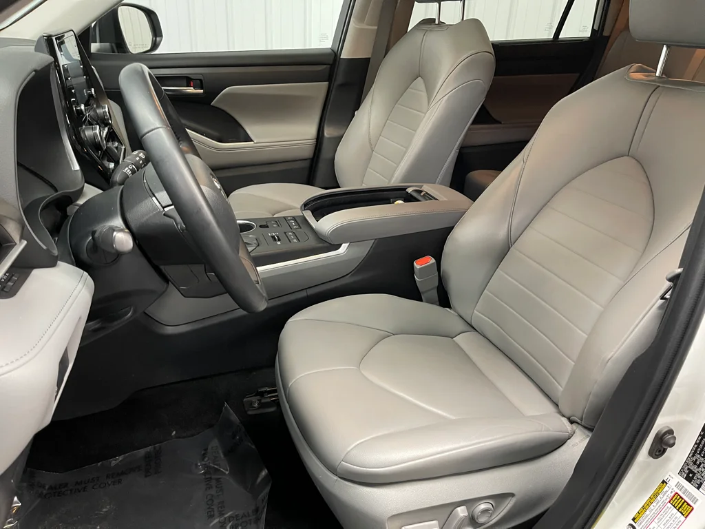 Used 2022 Beige Toyota XLE image 16