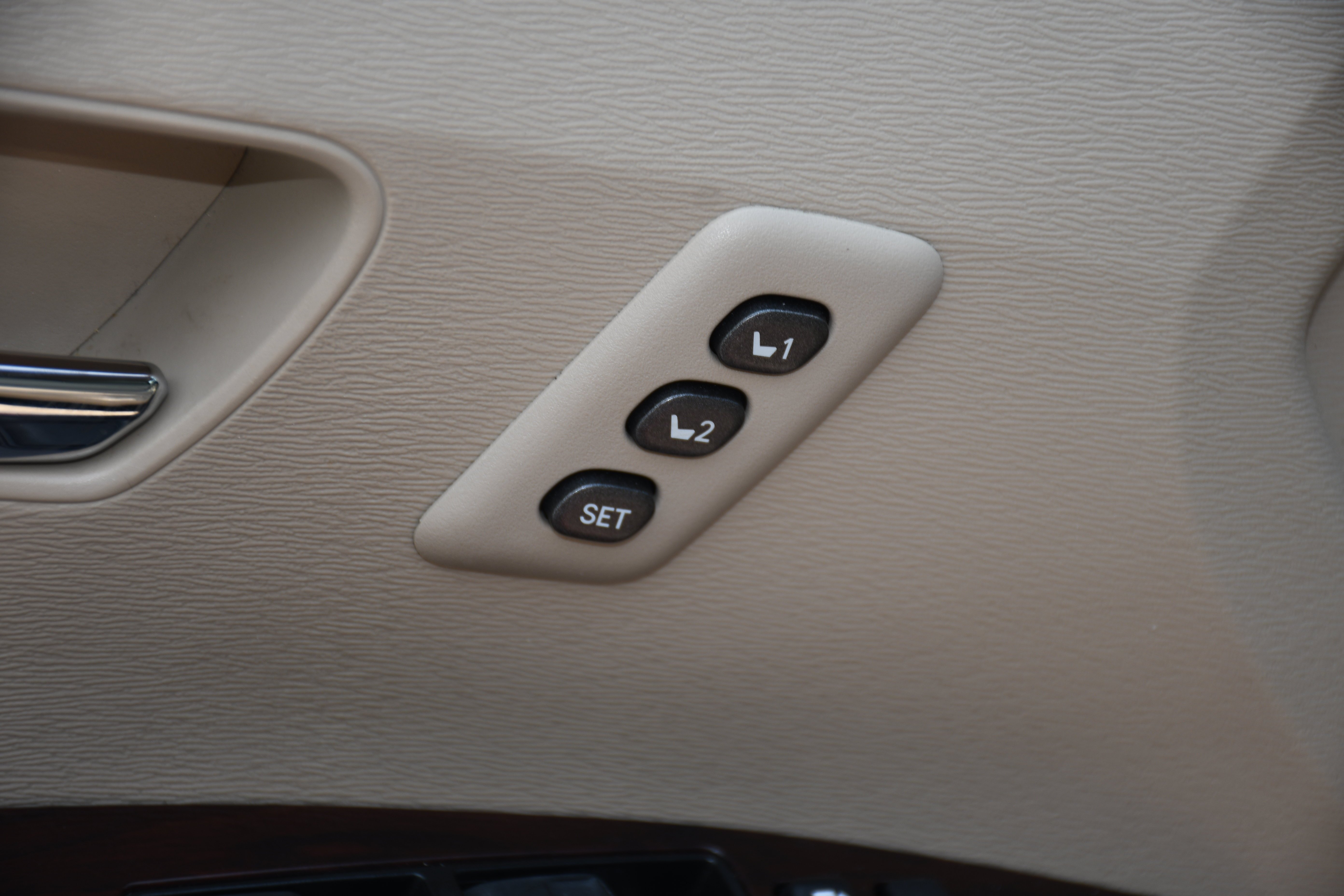 Used 2014 Red Toyota XLE image 11