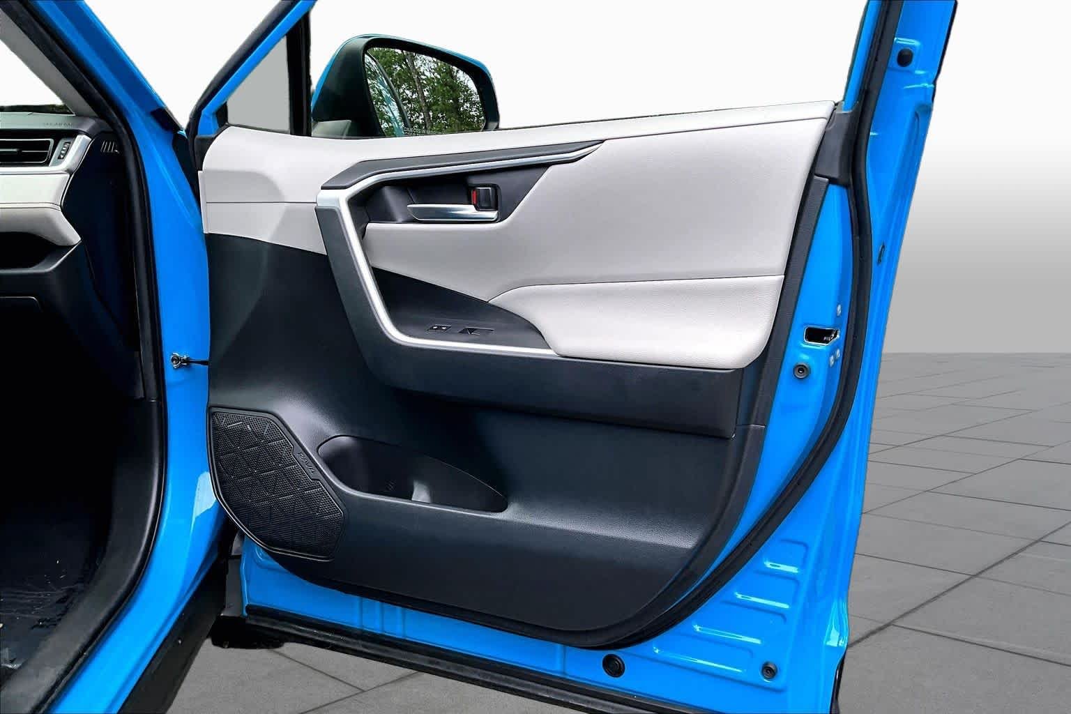 Used 2019 Blue Flame Toyota Hybrid XLE image 22