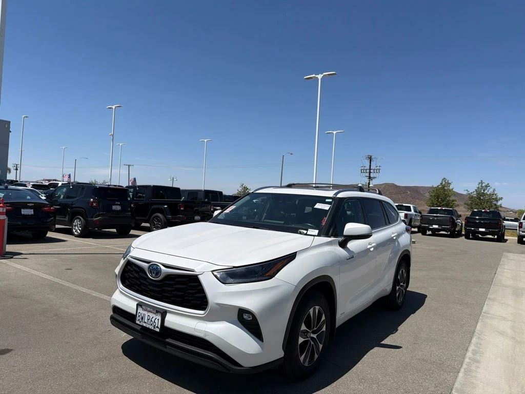 Used 2021 White Toyota XLE image 4