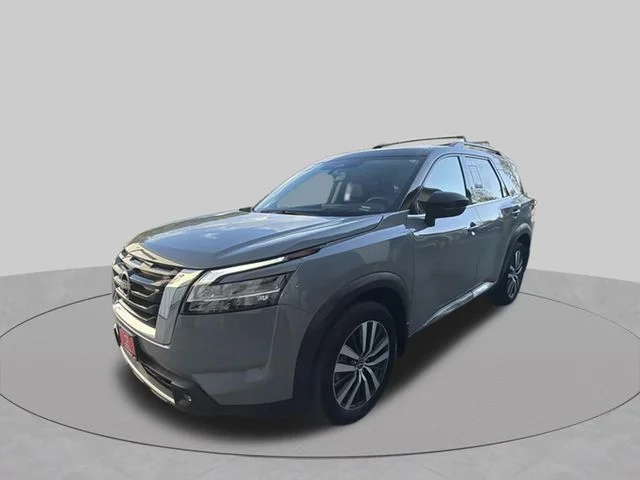 Used 2022 Gray Nissan Platinum image 10