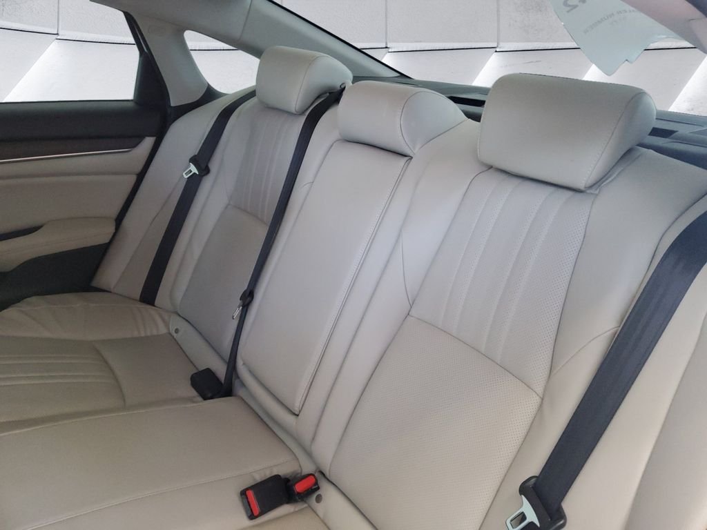 Used 2018  Honda Touring image 18