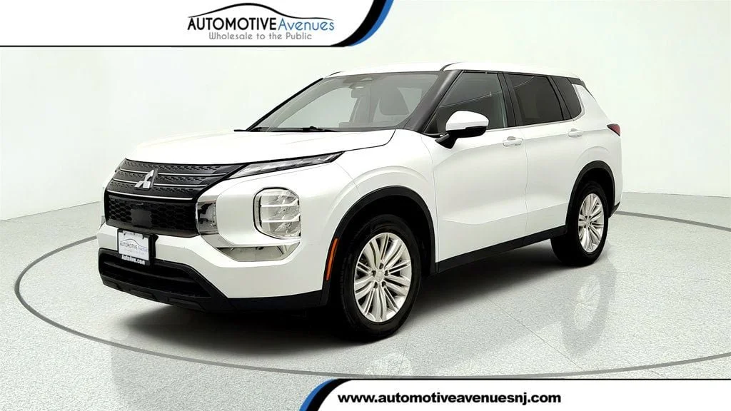 Used 2022 White Diamond Mitsubishi ES FWD image 1