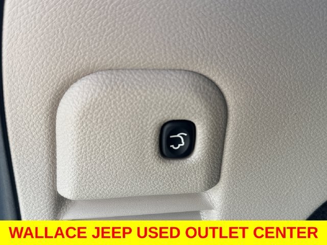 Used 2020  Jeep Limited image 11