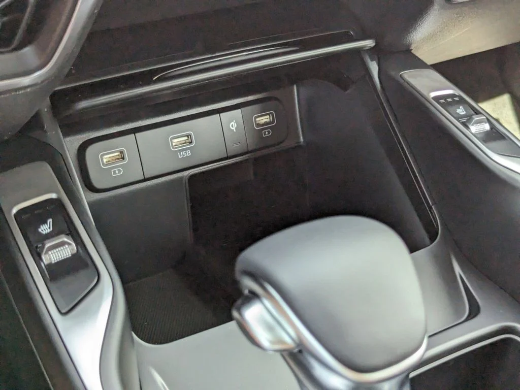 New 2023 RED Kia S FWD image 18