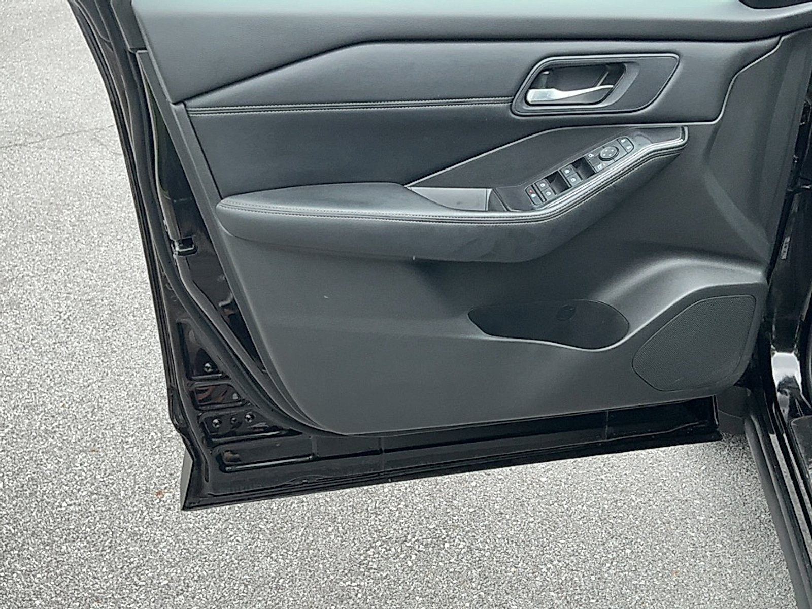 Used 2024 Super Black Nissan SV FWD image 6