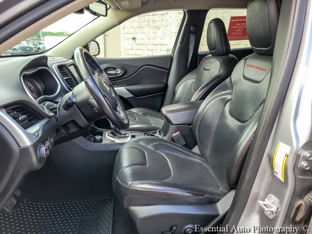 Used 2017 Billet Silver Metallic Clearcoat Jeep Trailhawk L Plus image 8