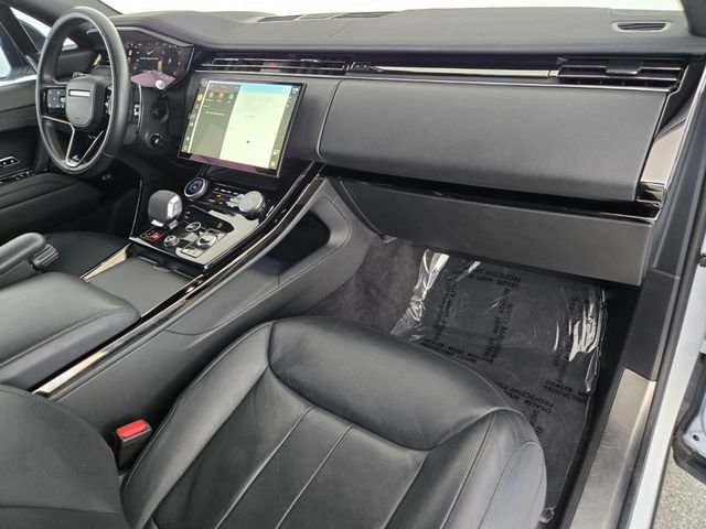 Used 2023 White Land Rover SE Dynamic image 18