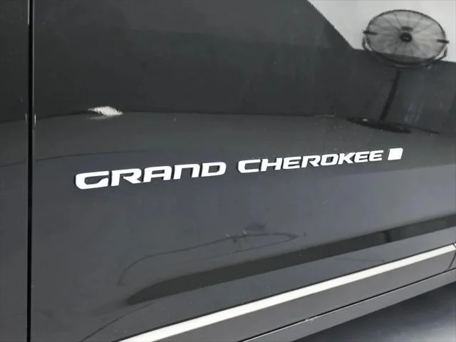 New 2026 Diamond Black Crystal Pearl-Coat Exterior Paint Jeep Laredo image 25
