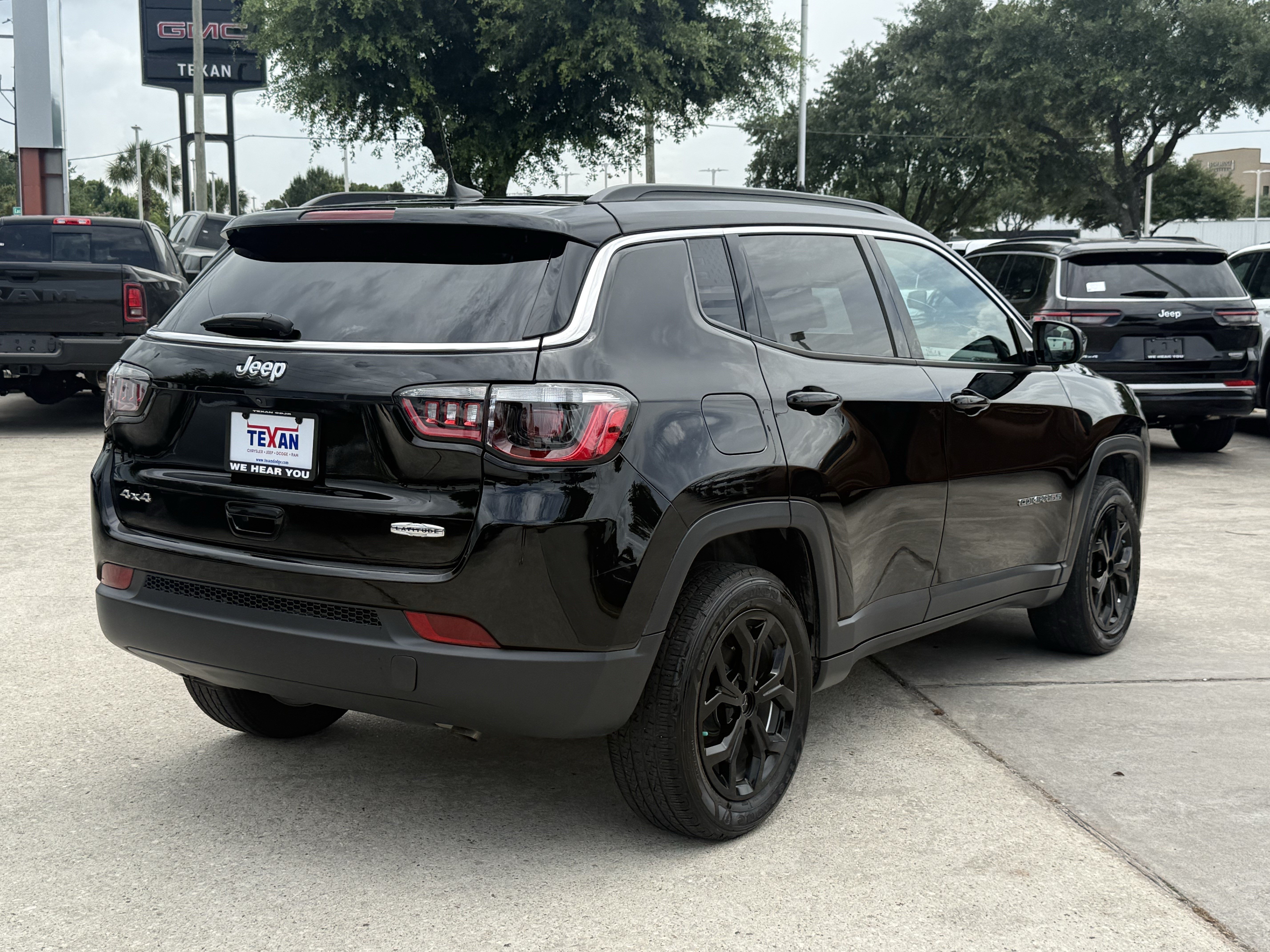 Used 2025 Diamond Black Crystal Pearlcoat Jeep Latitude image 4