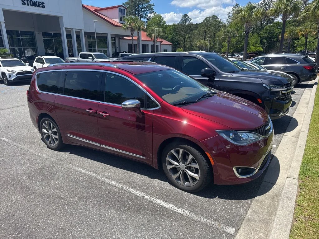 2017 Chrysler Pacifica Limited's photo
