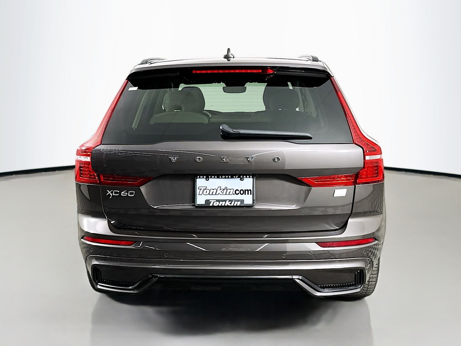 Used 2023 Gray Volvo T8 Plus Dark Theme image 6