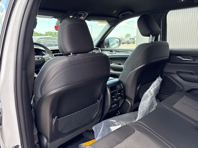 New 2026 Bright White Clear-Coat Exterior Paint Jeep Laredo image 14