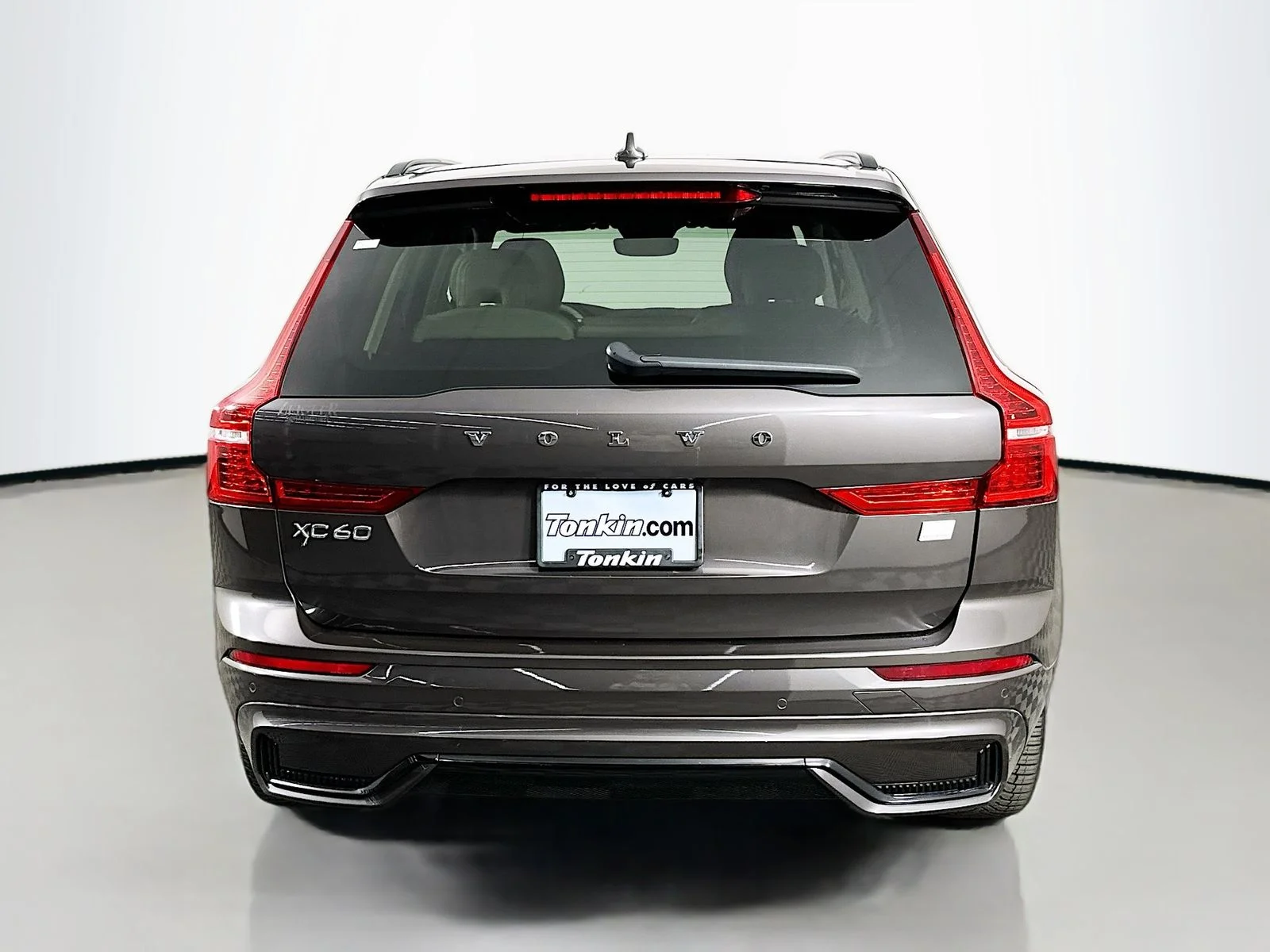 Used 2023 Gray Volvo T8 Plus Dark Theme image 6