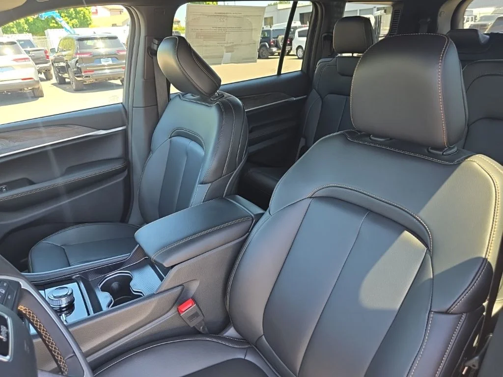 New 2026 Diamond Black Crystal Pearl-Coat Exterior Paint Jeep Limited image 15