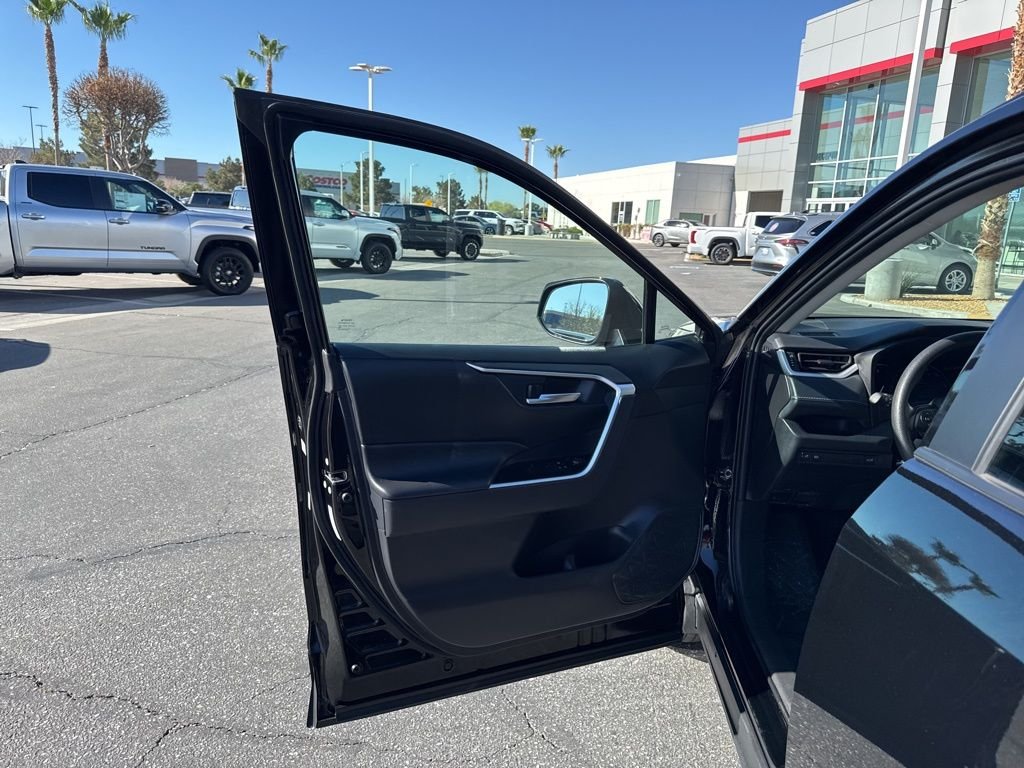 2025 Toyota RAV4 XLE - Photo 12