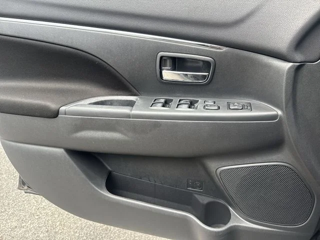 Used 2020  Mitsubishi 2.0 ES image 25