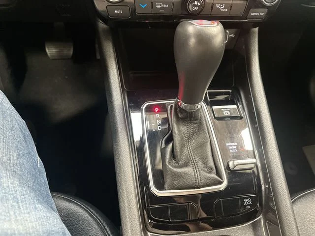 Used 2024 White Jeep Latitude image 21