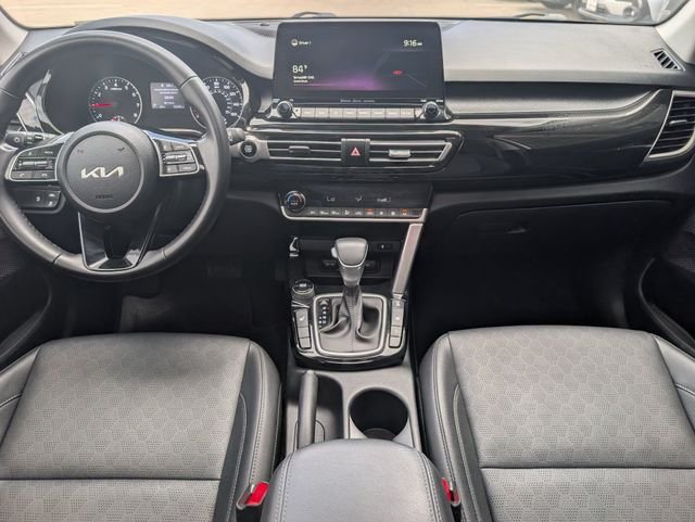 Used 2022 White Kia EX image 25
