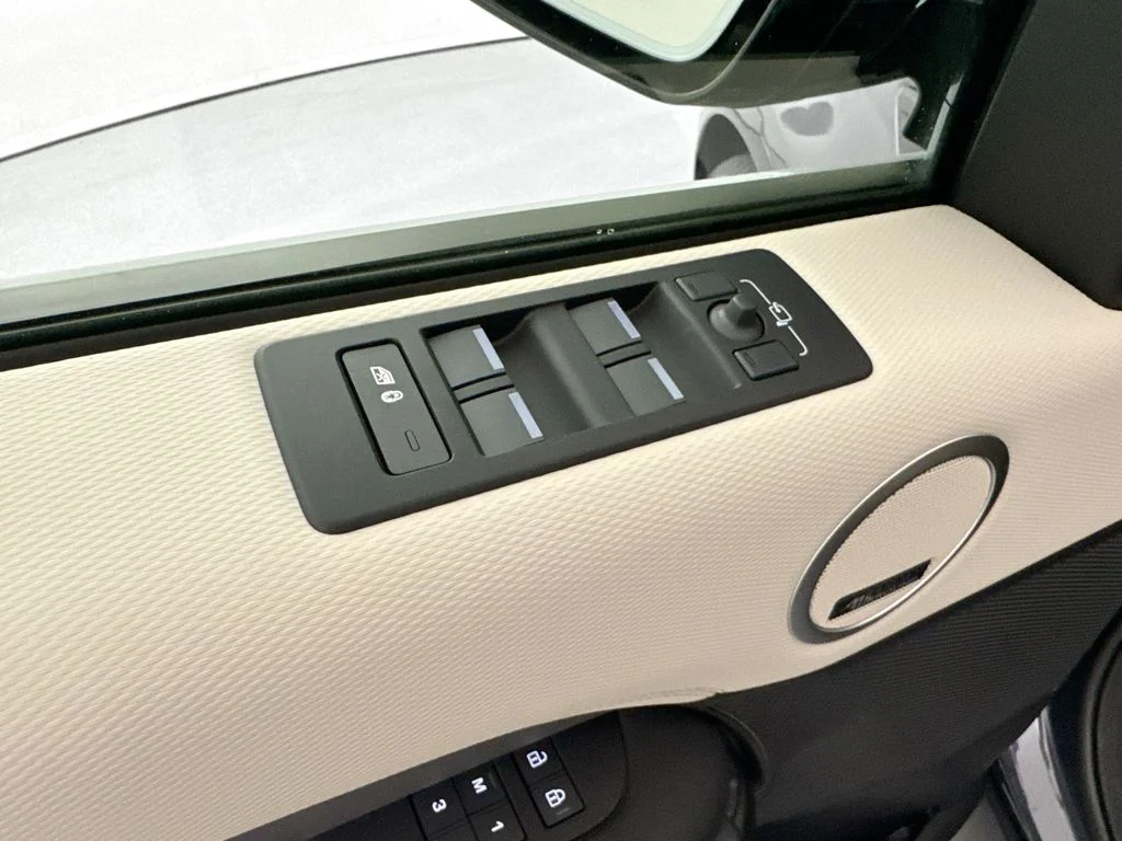 New 2026 Varesine Blue Land Rover Dynamic SE image 18