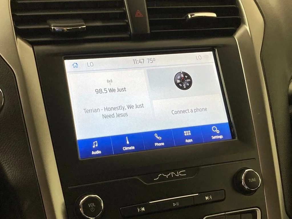 Used 2020 Silver Ford SE image 4