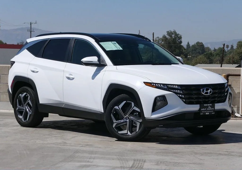 Used 2024 White Hyundai SEL Convenience image 1