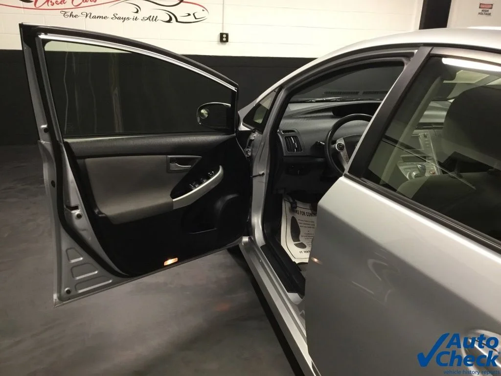 Used 2015 Silver Toyota Three image 26