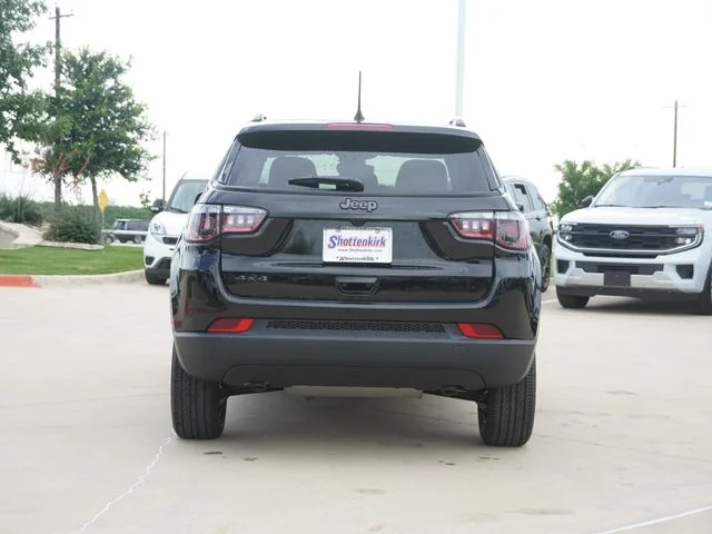 New 2026 Diamond Black Crystal Pearl-Coat Exterior Paint Jeep Latitude image 8