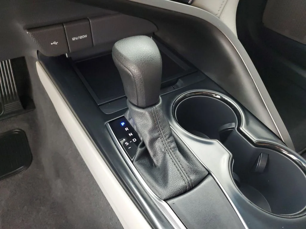 Used 2020 White Toyota LE image 18