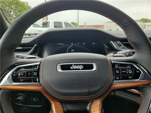 Used 2025 Gray Jeep Summit Reserve 4x4 image 17