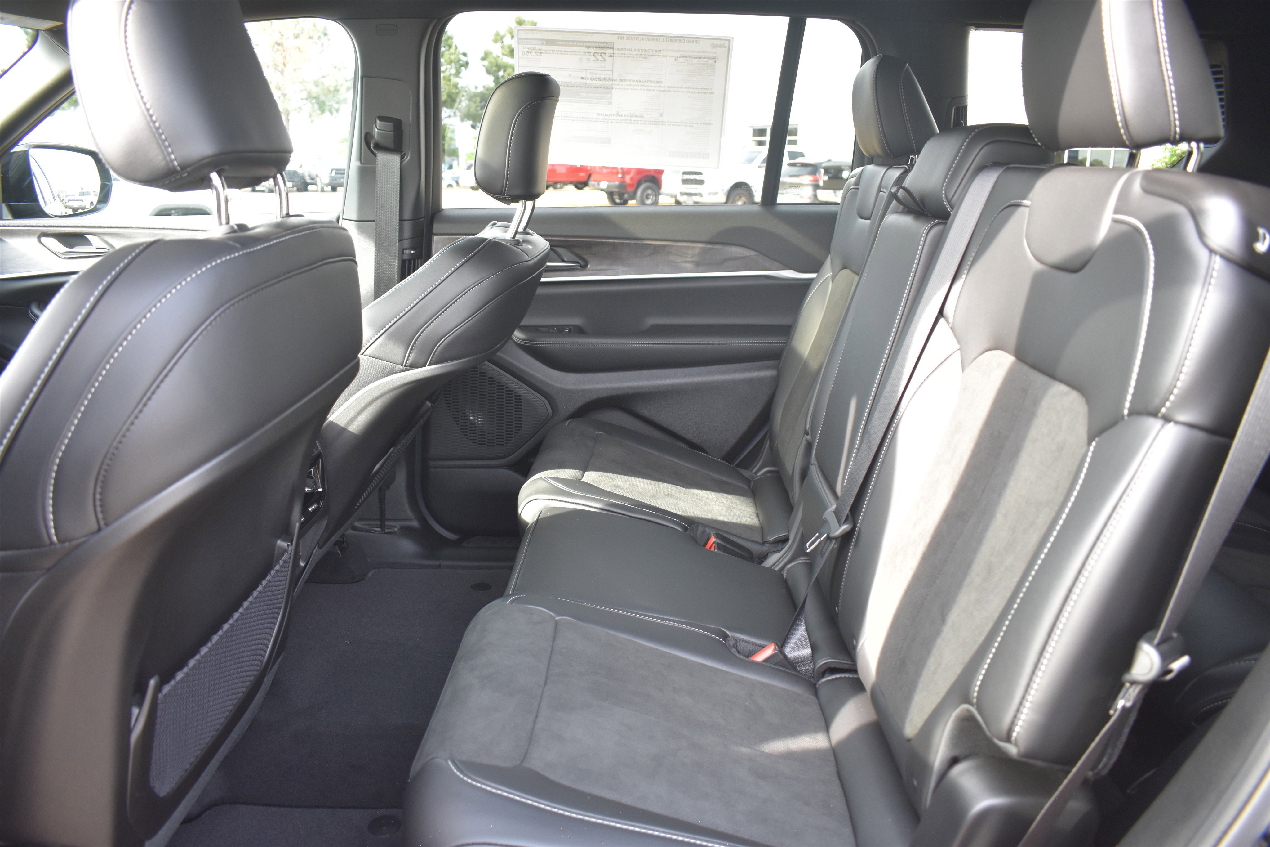 New 2026 Diamond Black Crystal Pearl-Coat Exterior Paint Jeep Laredo Altitude image 15